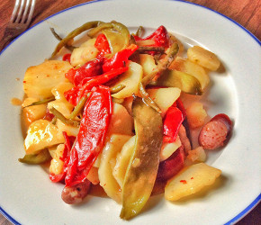 Фотография рецепта Запеченные овощи с сырокопчеными колбасками и гороховыми стручками