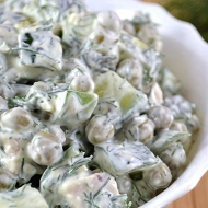Зеленый салат с курицей, горошком и огурцами
