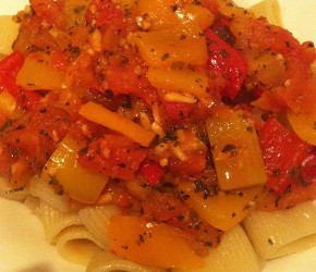 Фотография рецепта Паста с томатами и перцами (Bombolotti con peperoni e pomodori)