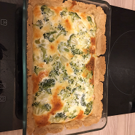 Киш с форелью и брокколи