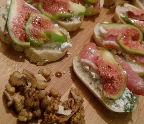 Фотография рецепта Брускетта с мягким сыром, инжиром и вяленым мясом