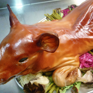 Зажаристый поросенок целиком, начиненный гречкой с грибами