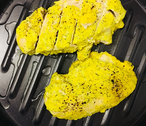 Фотография рецепта Тушеная куриная грудка в шафрановом соусе