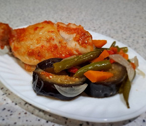 Фотография рецепта Куриное бедро с овощами в духовке