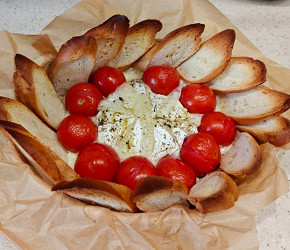Фотография рецепта Горячая закуска с камамбером и помидорами черри