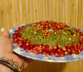 Фотография рецепта Салат из курицы, грецких орехов и зелени с гранатом