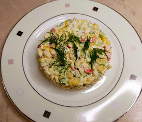 Фотография рецепта Крабовый салат с кукурузой и свежими огурцами