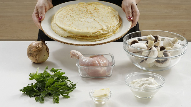 Фото шага рецепта Блины с курицей и грибами 152856 шаг 1