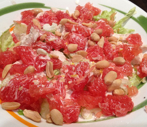 Фотография рецепта Салат из курицы с грейпфрутом, сельдереем и орехами