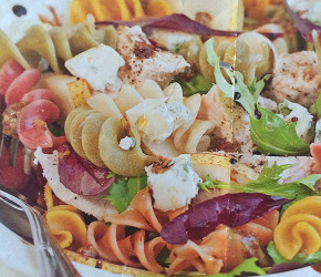 Фотография рецепта Салат из пасты с курицей, грушами и дорблю