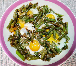 Фотография рецепта Стручковая фасоль с сыром и перепелиными яйцами