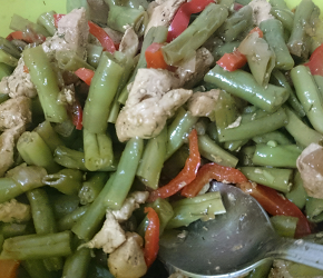 Фотография рецепта Теплый салат с курицей, перцем и стручковой фасолью