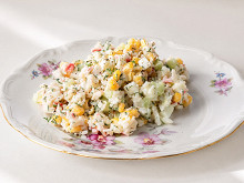 Классический крабовый салат с рисом и кукурузой