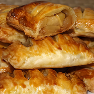 Слойки с яблоками и корицей