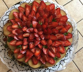 Фотография рецепта Медовый торт с клубникой и бананами