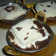 Десерт из мороженого, бананов и шоколада