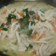Кальмары тушеные в сливках с овощами