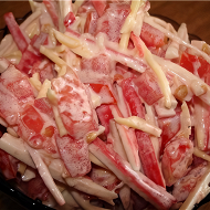 Слоеный салат с помидорами и крабовыми палочками