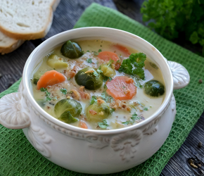 Фотография рецепта Овощной суп с брокколи и брюссельской капустой на курином бульоне