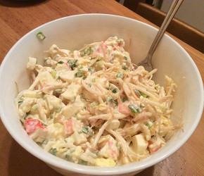 Фотография рецепта Нежный салат с крабом, яйцами и проростками