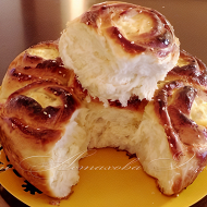 Пирог с творожными розами