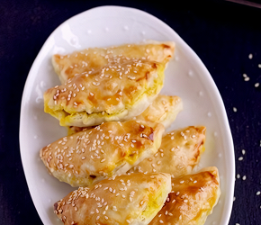 Фотография рецепта Слоеные пирожки с курицей карри