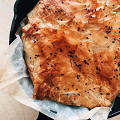 Фотография рецепта Пирог-шаверма из курицы с соусом из тхины и йогурта автор Наташа Кев