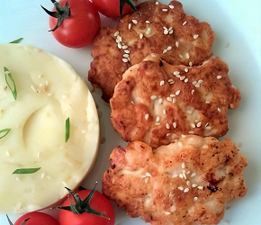 Фотография рецепта Рубленые куриные котлеты со сметаной, кунжутом и сливочным пюре