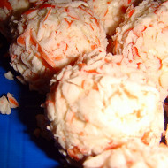 Сырные шарики с крабовыми палочками и маслинами