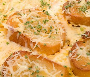Фотография рецепта Омлет с чесноком, грюйером и сухариками