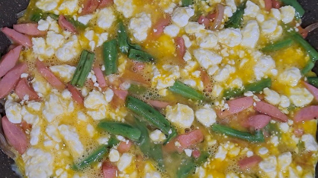 Фото шага рецепта Лаваш с творогом, яйцами, сарделькой и овощами на завтрак 190450 шаг 8