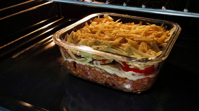 Фото шага рецепта Мясной пирог с сыром и помидорами 151956 шаг 9