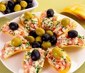 Фотография рецепта Сырная закуска с помидорами и чесноком на чипсах