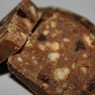 Шоколадная колбаса с изюмом и орехами