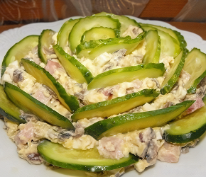 Фотография рецепта Салат с ветчиной, грибами и огурцами