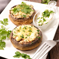 Шампиньоны фаршированные курицей и сыром
