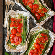 Лосось, запеченный со стручковой фасолью и соусом песто
