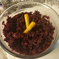 Салат из свежей свеклы с черносливом в медово-лимонной заправке