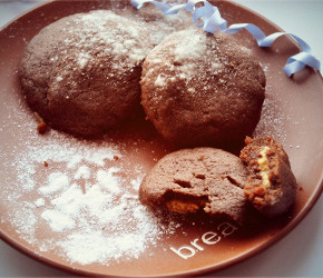 Фотография рецепта Шоколадные подушечки с начинкой из арахисовой пасты