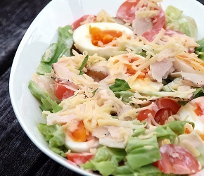 Фотография рецепта Свежий зеленый салат с курицей, овощами и сыром