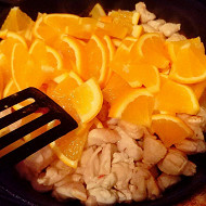 Курица с апельсинами и оливками
