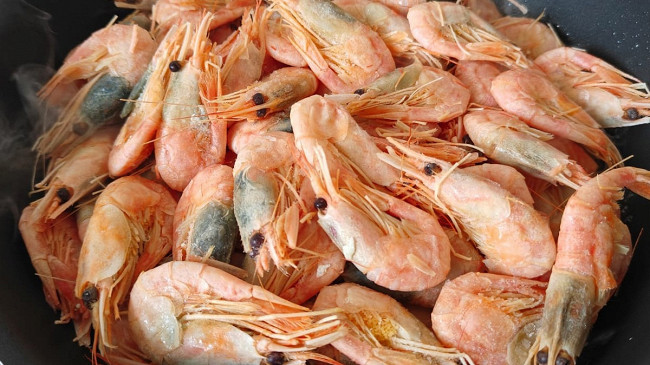Фото шага рецепта Салат с креветками и авокадо 175932 шаг 2