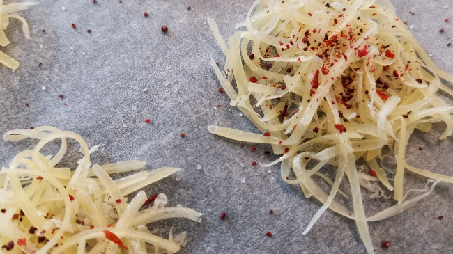 Фото шага рецепта Сырно-томатные чипсы с луком 152519 шаг 4