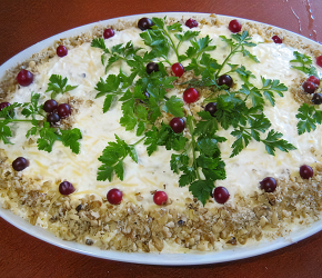 Фотография рецепта Слоеный салат с яйцами, орехами и яблоками