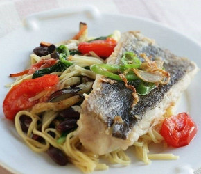 Фотография рецепта Жареная треска с рисовой лапшой и овощами