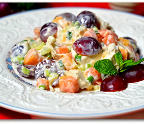 Фотография рецепта Куриный салат с фруктами, орехами и изюмом