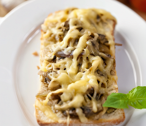 Фотография рецепта Хлеб с сыром, маслинами и оливками