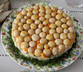 Фотография рецепта Слоеный салат с грибами, мясом и плавлеными сырками