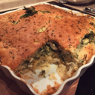 Пирог с брокколи, цветной капустой и зеленью