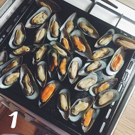 Мидии, запеченные с чесночным соусом и сыром